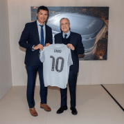 <b>心里五味杂陈：一边是欧冠之王</b>